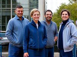 Membres d'une association sportive avec leur équipement devant un monospace.