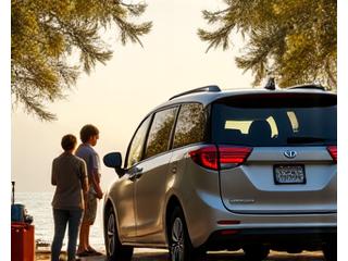 Minivan moderne avec des familles souriantes dehors, bagages pour un long voyage